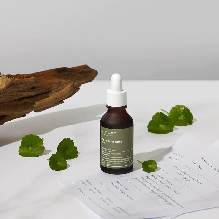 Ein beruhigendes Serum der Marke Mary & May