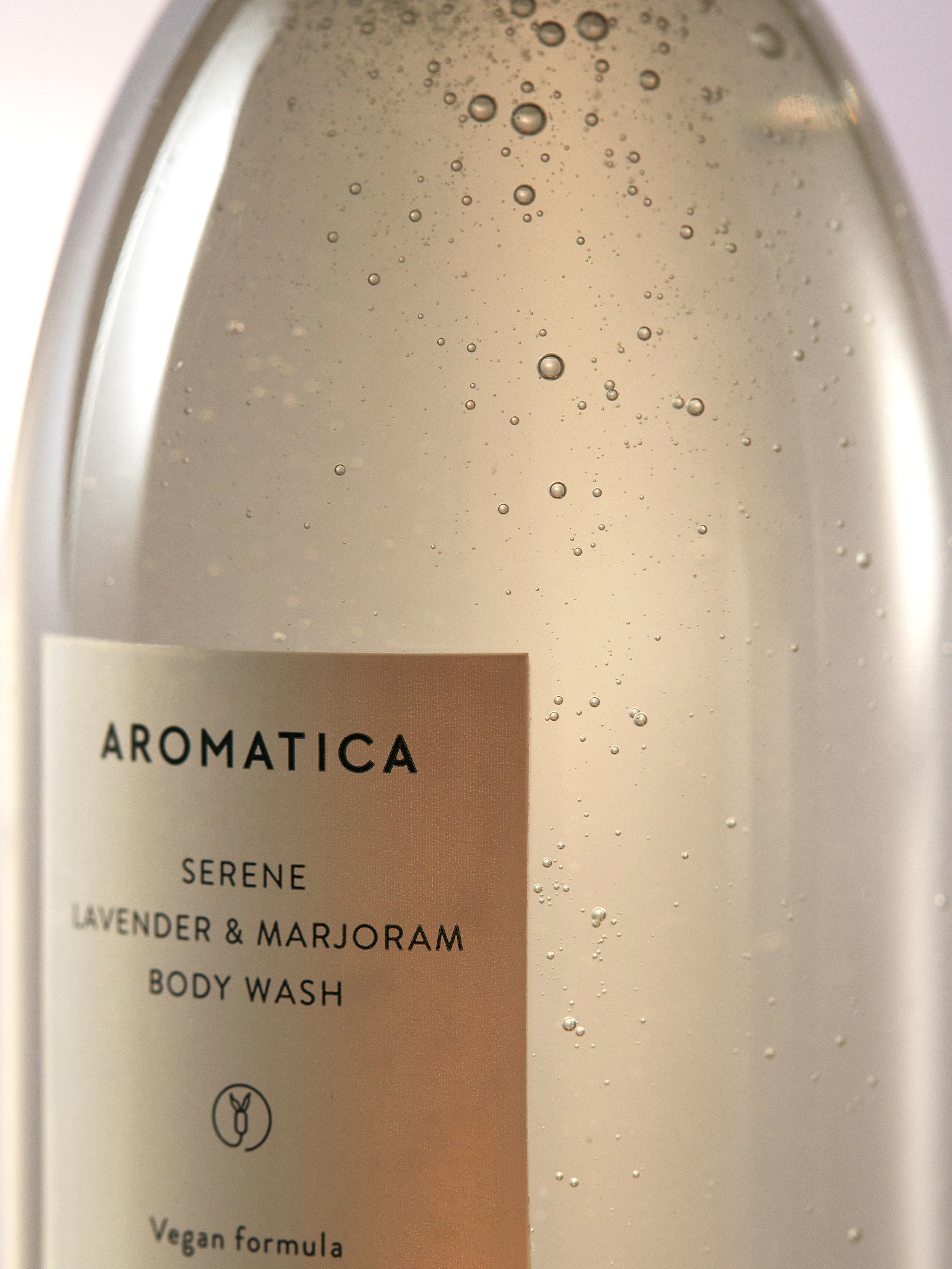 Ein aromatherapeutisches Duschgel der Marke Aromatica mit Lavendel und Marjoram