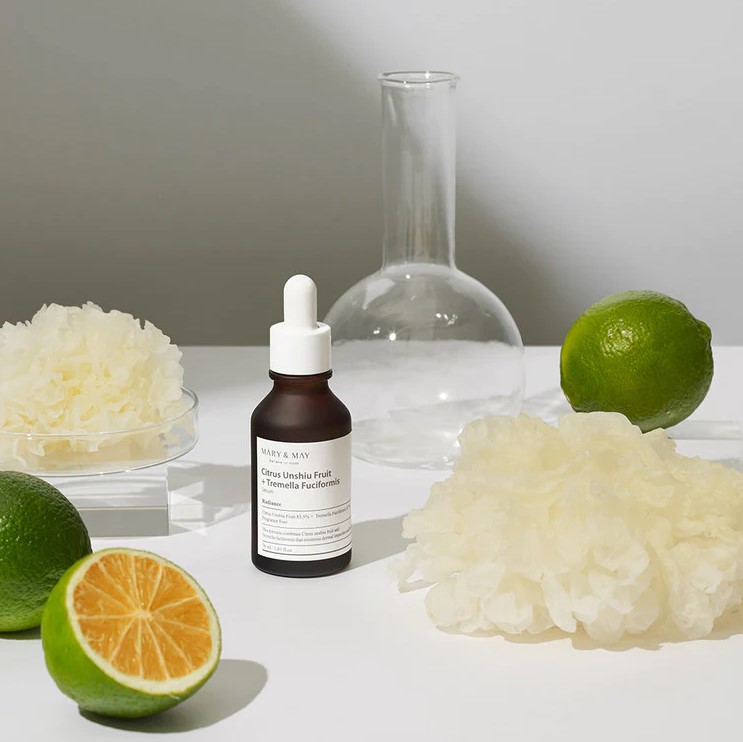 Ein aufhellendes Serum der Marke Mary & May