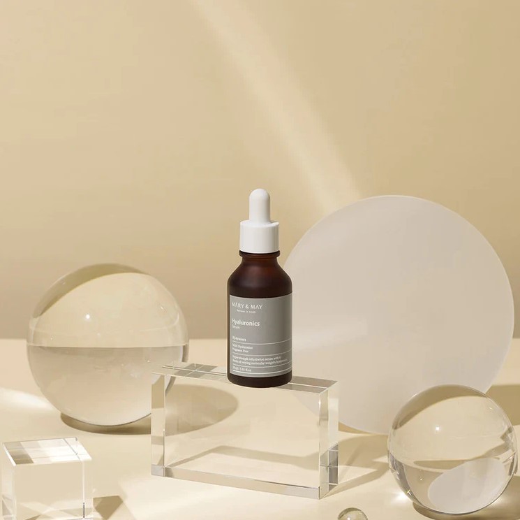 Ein feuchtikeitsspendendes Serum mit Hyaluronsäure der Marke Mary & May